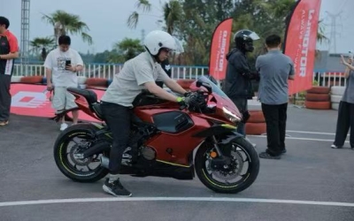 Brembo加钛尺！赛421S底盘解析